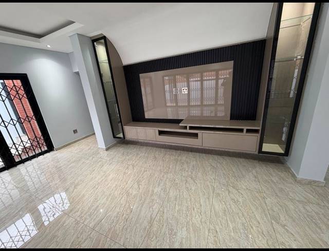 5 BEDROOM HOUSE FOR SALE IN AERORAND